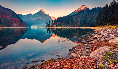 Fototapete Küche Zwei Berggipfel spiegeln sich in der ruhigen Wasseroberfläche des Sees. Farbenfroher Herbstblick auf den Obersee, Dorflage Nafels. Schöne Morgenszene der Schweizer Alpen, Schweiz, Europa.