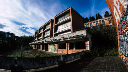 Fototapeta na wymiar Colegio abandonado 