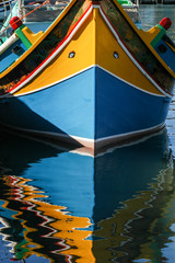 Fototapeta na wymiar マルタ島のカラフルな船