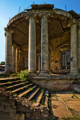 Obraz premium Old abandoned building with stairs and columns