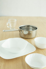 테이블 위 머그잔, 접시, 그릇, 냄비