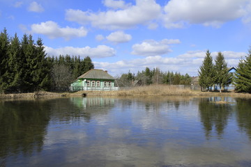 Fototapeta na wymiar Old russian house on the pond