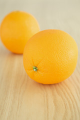 나무 테이블 위의 오렌지
