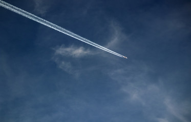 Flugzeug, Maschine mit Kondensstreifen (Homomutatu) von links oben nach rechts unten, Freiraum links unten und rechts oben