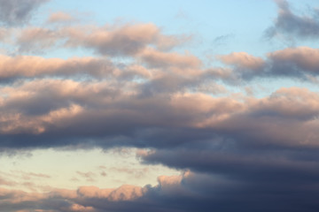 Wolken orange, rot, in Nachmittagsstimmung, Abendstimmung vor hellblauem Himmel, Hintergrund