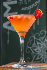 Drink com fundo de parede desenhada com giz