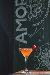 Drink com fundo de parede desenhada com giz