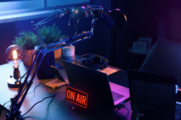Live online radio station with on air sign - obrazy, fototapety, plakaty