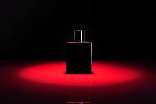 Packaging profumo su uno sfondo nero e rosso, pubblicit&agrave; di moda