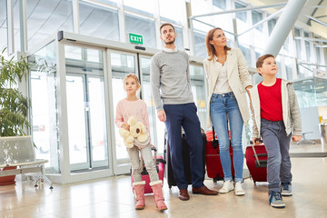 Familie im Flughafen Terminal fliegt in den Urlaub