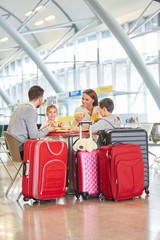 Familie beim Essen im Restaurant am Flughafen