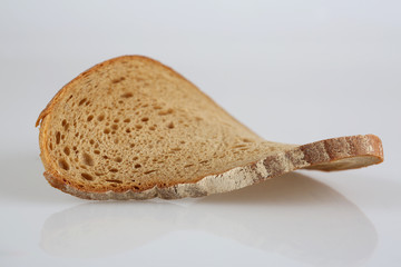 Eine Scheibe vertrocknetes Brot