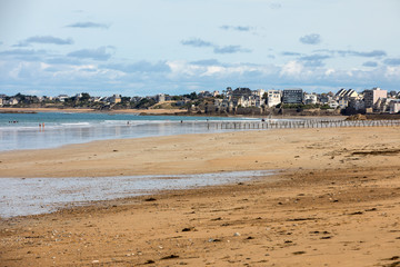 Fototapeta na wymiar Main beach of the famous resort town Saint Malo in Brittany, France