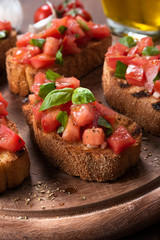 Classiche bruschette italiane al pomodoro fresco. olio extravergine di oliva, aglio, basilico e origano