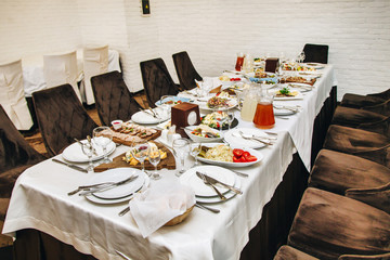 set table in the restaurant for customers