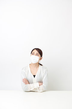 マスクをしている女性