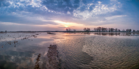 Wschód słońca nad rozlewiskiem panorama © Marcin