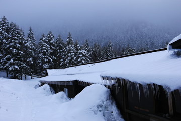 雪の八ヶ岳　雪に埋もれた赤岳鉱泉小屋