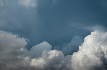 Obraz premium white blurred cumulus clouds on dark blue sky before the storm