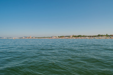 Skyline della spiaggia di Riccione, sullo sfondo il promontorio di Gabicce e il castello di Gradara.