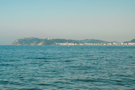 Panorama della costa di Cattolica, Misano Adriatico e Gabicce Mare. Sullo sfondo il promontorio di Gabicce Monte ed il castello di Gradara.