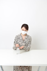 手を消毒する女性