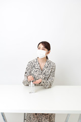 手を消毒する女性