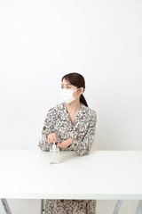 手を消毒する女性