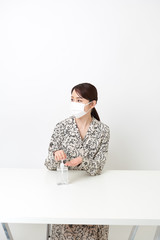 手を消毒する女性