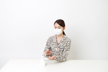 手を消毒する女性