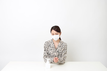 手を消毒する女性