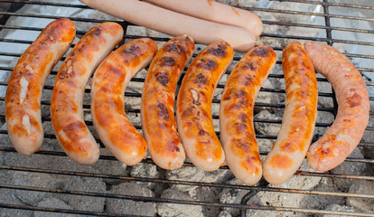 Grillwurst Grillen auf einem Kohlegrill