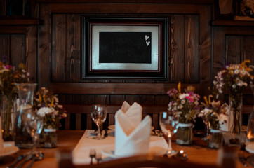 Tafel an Holzwand