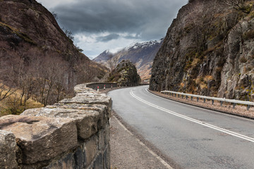 Górska droga w Szkocji - obrazy, fototapety, plakaty