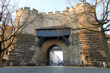 Eigelsteintorburg. Erhalten gebliebener Teil der mittelalterlichen Stadtmauer von Köln, Deutschland