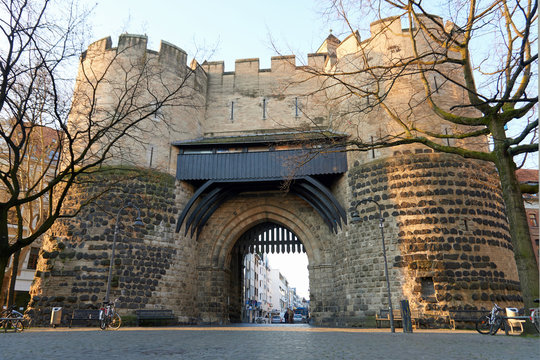 Eigelsteintorburg. Erhalten gebliebener Teil der mittelalterlichen Stadtmauer von K&ouml;ln, Deutschland