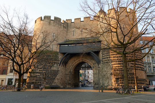 Eigelsteintorburg. Erhalten gebliebener Teil der mittelalterlichen Stadtmauer von K&ouml;ln, Deutschland