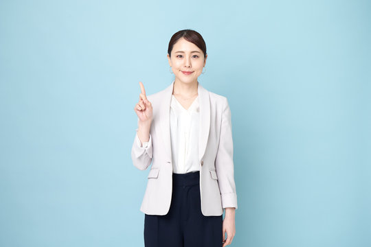 指を指している女性