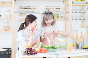 The sisters and sisters are helping to make breakfast in the kitchen which is full of various kinds of kitchenware. They look happy and fun. In the concept of creating good relationships in the family