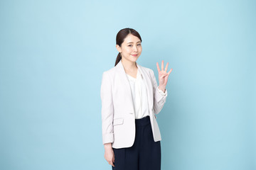 手で数字をあらわしている女性