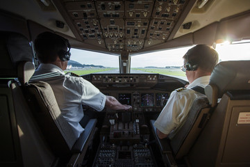 Pilot im cockpit steuert Flugzeug 