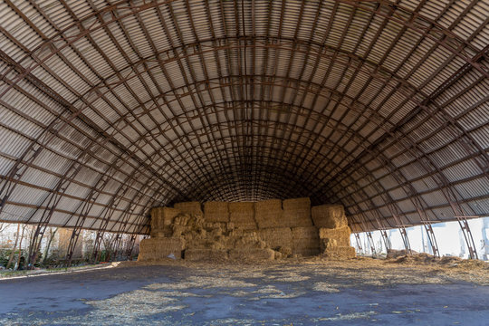 Large hangar for storing straw or hay