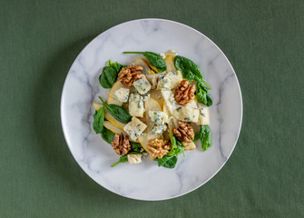 Salad with spinach, pear and blue cheese. Healthy eating. Vegan food. Diet. Recipe.