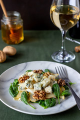 Salad with spinach, pear and blue cheese. Healthy eating. Vegan food. Diet. Recipe.
