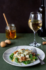 Salad with spinach, pear and blue cheese. Healthy eating. Vegan food. Diet. Recipe.