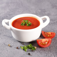 tomato sauce with pepper and parsley