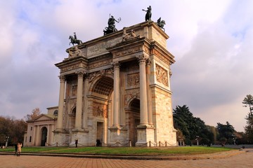 Fototapeta na wymiar Arco della pace a Milano con bella luce e cielo parzialmente nuvoloso