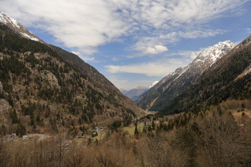 Veduta con montagne nei pressi di Macugraga, Italia con cielo nuvoloso