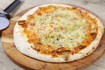 pizza aux gorgonzola et noisettes sur une planche à découper