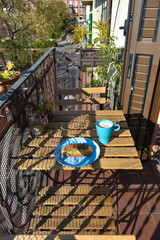 Desayunando en la terraza en un día soleado, tostada integral, aguacate, guacamole,  tomate, ,semillas de sésamo y café